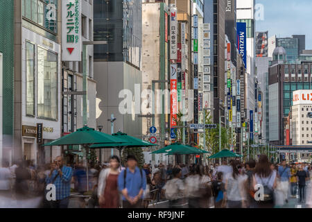 Wochenende Szene. Bewegung verwischt die Leute Spaß haben und wandern entlang der Geschäfte in den Verkehr Chuo-dori Straße in Ginza Stadtteil geschlossen. Tokio, Japan. Stockfoto