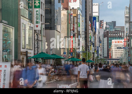 Wochenende Szene. Bewegung verwischt die Leute Spaß haben und wandern entlang der Geschäfte in den Verkehr Chuo-dori Straße in Ginza Stadtteil geschlossen. Tokio, Japan. Stockfoto