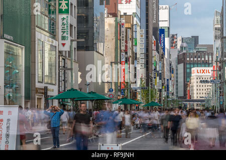 Wochenende Szene. Bewegung verwischt die Leute Spaß haben und wandern entlang der Geschäfte in den Verkehr Chuo-dori Straße in Ginza Stadtteil geschlossen. Tokio, Japan. Stockfoto