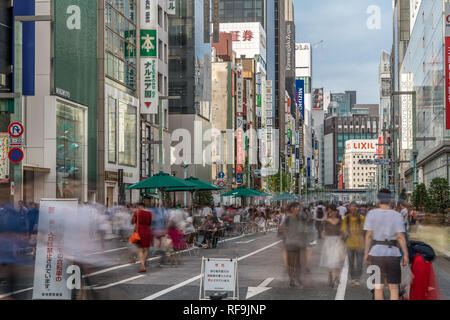 Wochenende Szene. Bewegung verwischt die Leute Spaß haben und wandern entlang der Geschäfte in den Verkehr Chuo-dori Straße in Ginza Stadtteil geschlossen. Tokio, Japan. Stockfoto