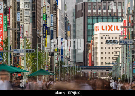 Wochenende Szene. Bewegung verwischt die Leute Spaß haben und wandern entlang der Geschäfte in den Verkehr Chuo-dori Straße in Ginza Stadtteil geschlossen. Tokio, Japan. Stockfoto