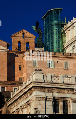 Alt und Neu. Architektonische Stile, Konstruktionen und Materialien im Zentrum von Rom Stockfoto