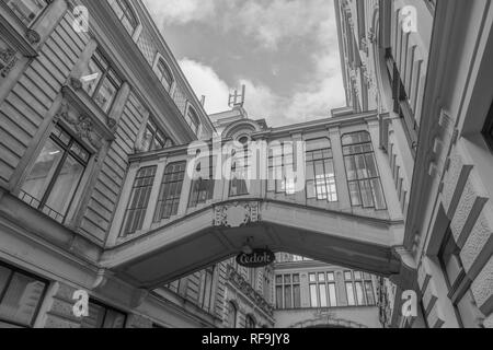 Zierpflanzen überdachte Brücken zwischen den Gebäuden in Nekazanka Straße, Prag, Baujahr 1909-1911 in Schwarz und Weiß. Stockfoto