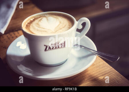 Kunst Latte auf Kaffee im Inneren einer Cafeteria "Caffe Zazzeri' in der Stadt von Florenz, Italien. Stockfoto