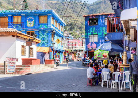 Santa Catarina Palopo, Atitlan See, Guatemala - Dezember 29, 2018: Häuser mit huipil Designs bemalt Spiegel traditionelle Kleidung der lokalen Maya Stockfoto