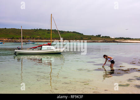 Die Verankerung von Porth Conger, St. Agnes, Isles of Scilly, UK. MODEL RELEASED Stockfoto