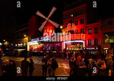 PARIS, Frankreich - 9 November, 2018 - Moulin Rouge in der Nacht, ist ein berühmtes Kabarett 1889, Position im Pariser Rotlichtviertel Pigalle Stockfoto