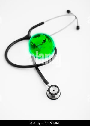 Global Healthcare. Kugel und Stethoskop, Studio gedreht. Stockfoto
