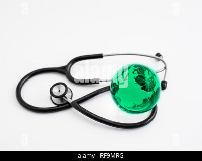 Global Healthcare. Kugel und Stethoskop, Studio gedreht. Stockfoto
