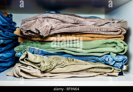 Stapel gemischt Hose im Schrank Stockfoto