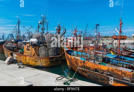 Fischerboote im Hafen der Stadt Mar Del Plata in der Provinz Buenos Aires, Argentinien günstig Stockfoto