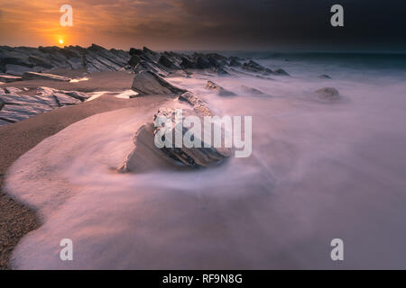 Sonnenuntergang von Bidart's Beach neben Biarritz im nördlichen Baskenland. Stockfoto