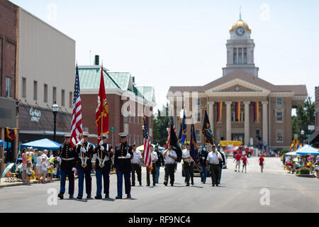 Jasper, Indiana, USA - August 5, 2018: Das Strassenfest Parade, US Marines, marschieren mit der amerikanischen Flagge vor dem Gerichtsgebäude Stockfoto