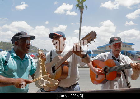 Havanna, Kuba - Musik und Musik Alben in Havanna und fast alle Städte, Musik Gruppen auf den Straßen. Touristen sind glücklich und viel Spaß beim Tanzen. Stockfoto
