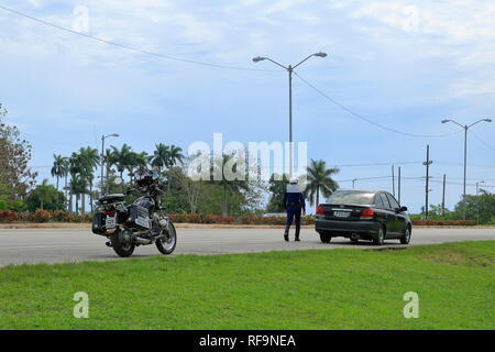 Trinidad, Kuba - Mai 2015: Traffic Control in Kuba. Auf der Straße, das Motorrad Polizei tut die Regel prüfen. Stockfoto