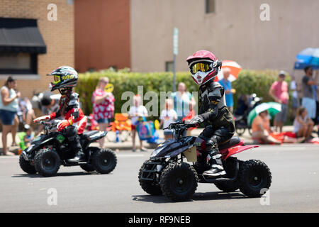 Jasper, Indiana, USA - August 5, 2018: Das Strassenfest Parade, Animatronic Roboter fördert ATV Sicherheit Stockfoto