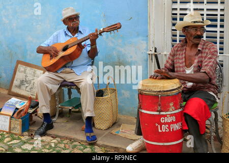 Havanna, Kuba - Musik und Musik Alben in Havanna und fast alle Städte, Musik Gruppen auf den Straßen. Touristen sind glücklich und viel Spaß beim Tanzen. Stockfoto