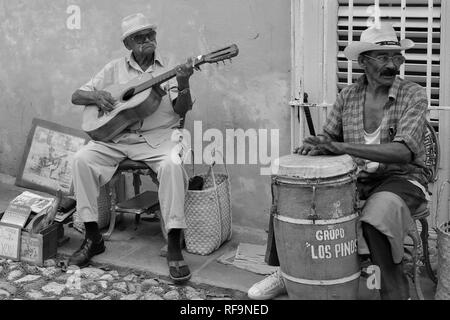 Havanna, Kuba - Musik und Musik Alben in Havanna und fast alle Städte, Musik Gruppen auf den Straßen. Touristen sind glücklich und viel Spaß beim Tanzen. Stockfoto