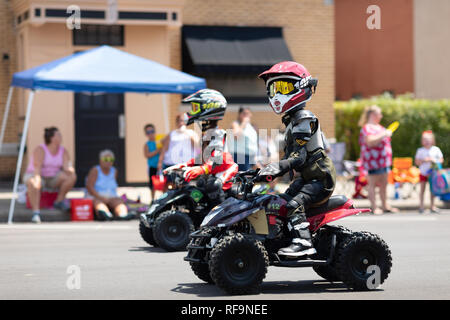 Jasper, Indiana, USA - August 5, 2018: Das Strassenfest Parade, Animatronic Roboter fördert ATV Sicherheit Stockfoto