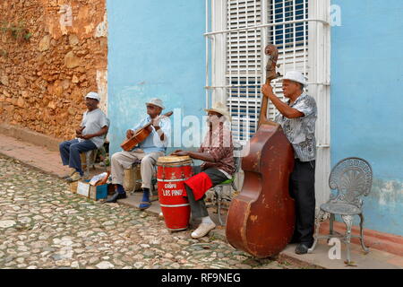 Havanna, Kuba - Musik und Musik Alben in Havanna und fast alle Städte, Musik Gruppen auf den Straßen. Touristen sind glücklich und viel Spaß beim Tanzen. Stockfoto