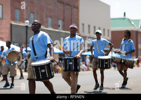 Jasper, Indiana, USA - August 5, 2018: Das Strassenfest Parade, Mitglieder des Auslegers Gruppe von Evansville, Indiana, Schlagzeug zu spielen Stockfoto