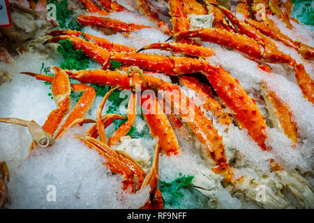 Crab Legs sitzen auf Eis auf einem Markt in Seattle, Washington. Stockfoto