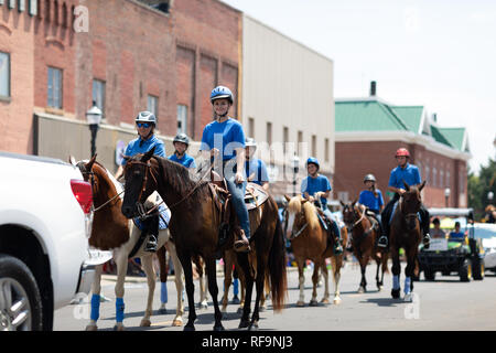 Jasper, Indiana, USA - August 5, 2018: Das Strassenfest Parade, eine Gruppe von Frauen reiten Pferde auf der Straße. Stockfoto