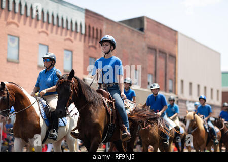 Jasper, Indiana, USA - August 5, 2018: Das Strassenfest Parade, eine Gruppe von Frauen reiten Pferde auf der Straße. Stockfoto