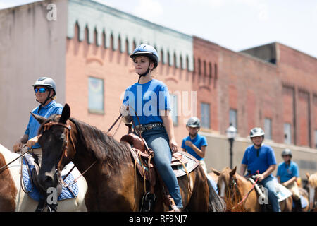 Jasper, Indiana, USA - August 5, 2018: Das Strassenfest Parade, eine Gruppe von Frauen reiten Pferde auf der Straße. Stockfoto