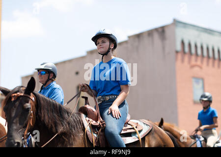 Jasper, Indiana, USA - August 5, 2018: Das Strassenfest Parade, eine Gruppe von Frauen reiten Pferde auf der Straße. Stockfoto