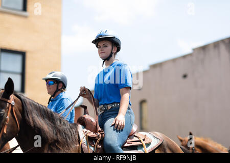 Jasper, Indiana, USA - August 5, 2018: Das Strassenfest Parade, eine Gruppe von Frauen reiten Pferde auf der Straße. Stockfoto