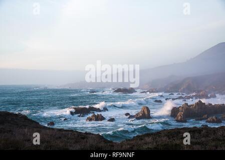 Wellen gegen die felsige Küste der Monterey Halbinsel. Stockfoto