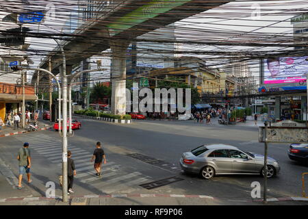 Bangkok, Thailand - Mai 04, 2017: Bangkok Straßen. Bei dichtem Verkehr auf den wichtigsten Straßen von Bangkok Stadtzentrum weiterhin jedes Jahr zu erhöhen. Stockfoto