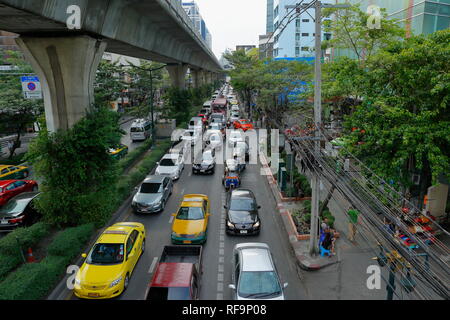 Bangkok, Thailand - Mai 04, 2017: Bangkok Straßen. Bei dichtem Verkehr auf den wichtigsten Straßen von Bangkok Stadtzentrum weiterhin jedes Jahr zu erhöhen. Stockfoto