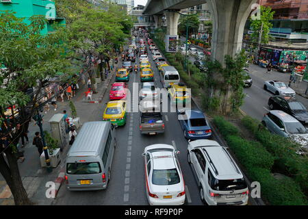 Bangkok, Thailand - Mai 04, 2017: Bangkok Straßen. Bei dichtem Verkehr auf den wichtigsten Straßen von Bangkok Stadtzentrum weiterhin jedes Jahr zu erhöhen. Stockfoto