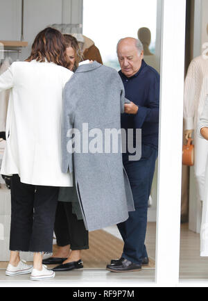 A Coruña, Spanien - Juli 21.2018. Amancio Ortega Gaona (Gründer von Inditex) auf der Suche nach Kleidung in Massimo Dutti Shop am Juli 21,2018 in A Coruña, Spanien Stockfoto