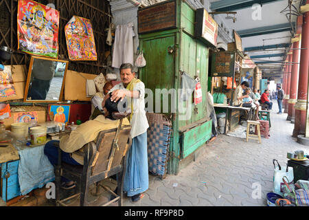 Kalkutta, WESTBENGALEN, INDIEN - 21. Dezember 2018: friseursalons Studie auf überfüllten Straßen Kalkuttas in Westbengalen Stockfoto