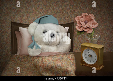 Teddy Bär schlafend im Bett mit Uhr und Blumen auf dem Nachttisch Stockfoto