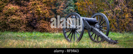 Eine lange Stille Bürgerkrieg Kanone sitzt in einem Virginia Feld. Stockfoto