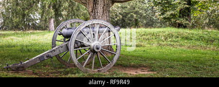 Eine lange Stille Bürgerkrieg Kanone sitzt in einem Virginia Feld. Stockfoto