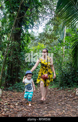 Ein Foto der Mutter und Sohn gingen Hand in Hand in der schönen Wald von Manzanillo National Park, Costa Rica Stockfoto