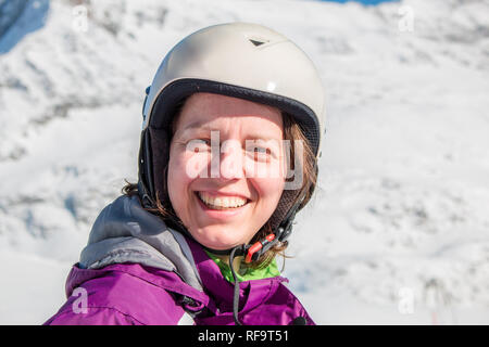 Porträt einer Frau, die das Tragen eines Helmes und lächelnd in die Kamera Stockfoto