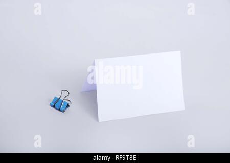 Bild von Leere Einladung Grußkarte mit Büroklammer. Auf den weißen Hintergrund isoliert. Stockfoto