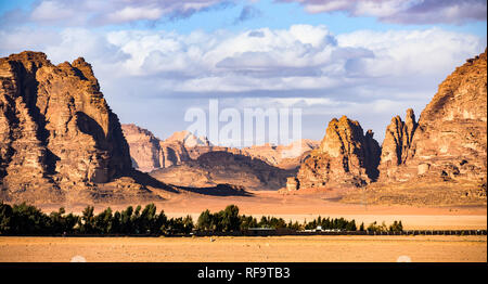 Schöne Landschaft, bestehend aus Rocky Mountains in der Mitte der Wüste Wadi Rum in Jordanien. Stockfoto