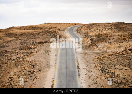 Kings Highway, schöne kurvenreiche Straße durch das Wadi Rum Wüste läuft in Jordanien. Stockfoto