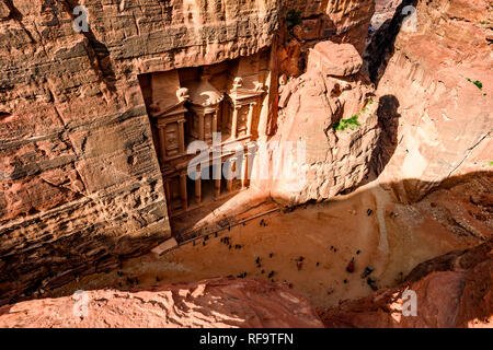 Spektakuläre Aussicht von oben von Al Khazneh (das Finanzministerium) in Petra an einem sonnigen Tag. Stockfoto