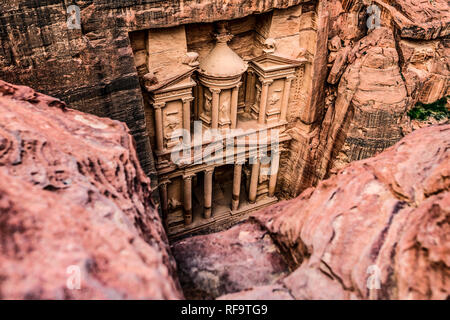 Spektakuläre Aussicht von oben von Al Khazneh (das Finanzministerium) in Petra an einem sonnigen Tag. Stockfoto