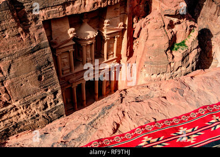 Spektakuläre Aussicht von oben von Al Khazneh (das Finanzministerium) in Petra an einem sonnigen Tag. Stockfoto