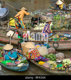 Phong Dien, Vietnam - am 31. Dezember 2017. Boot auf dem Fluss am Phong Dien schwimmenden Markt in der Nähe von Tho im Mekong Delta können Stockfoto