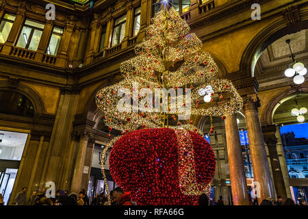 Rom, Italien, 4. JANUAR 2019: Weihnachtsbeleuchtung sind erleuchtend Straße von Rom Stockfoto